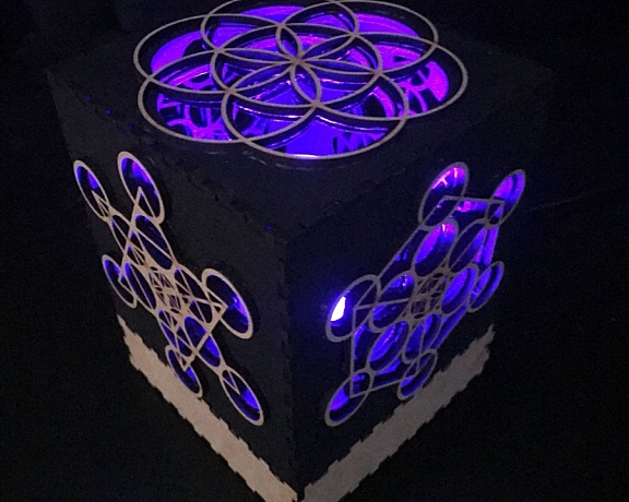 随着音乐跳动的LED质感盒子