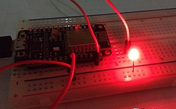 （三）如何将程序上传到Nodemcu开发板：闪烁的LED