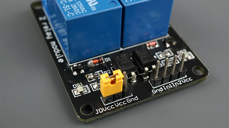 ESP32 继电器模块 – 控制交流电器(Web 服务器)