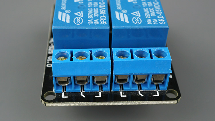 ESP32 继电器模块 – 控制交流电器(Web 服务器)